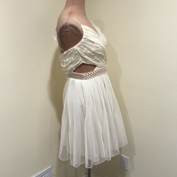 Francesca’s Collection Speechless Dress Size XS Cream Lace Cut Out Sides - Picture 5 of 10